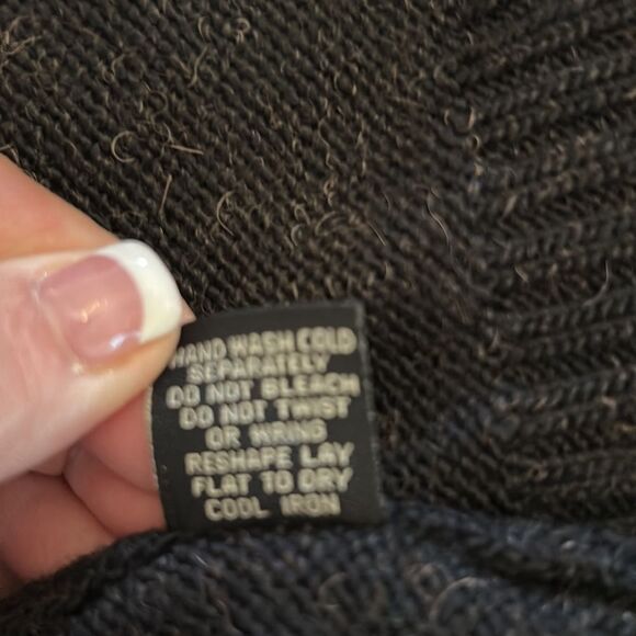 BCBGMAXAZRIA black long sleeve sweater Size M New - Picture 11 of 11